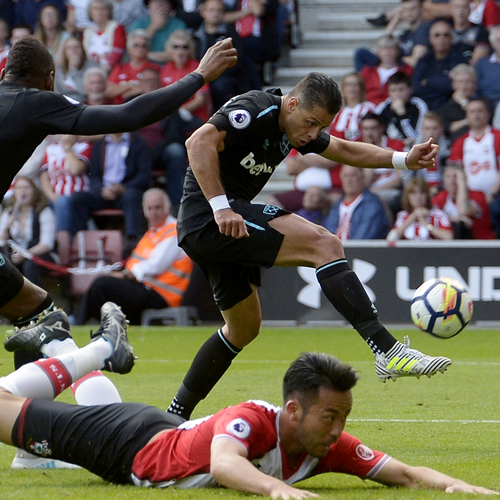 Chicharito scores against Southampton