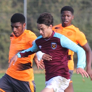 Bernardo Rosa takes on the Reading defence