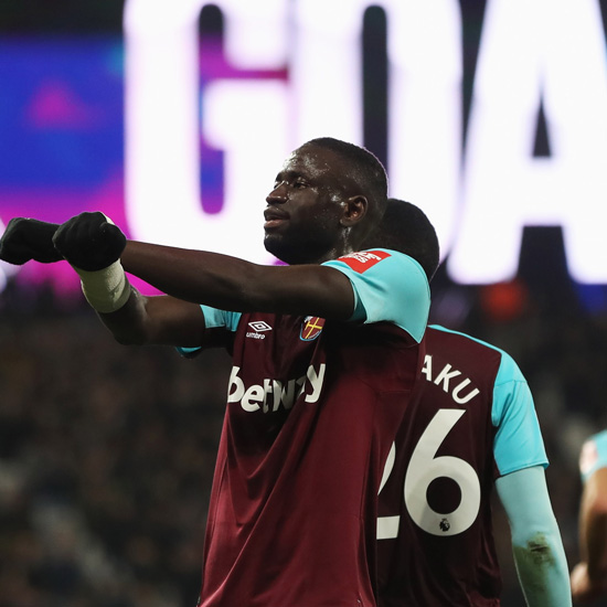 Cheikhou Kouyate celebrates his goal