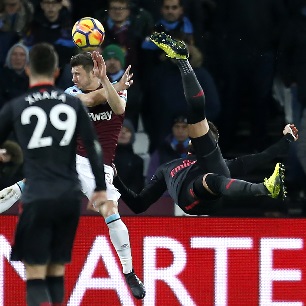 Aaron Cresswell blocks Olivier Giroud's bicycle kick