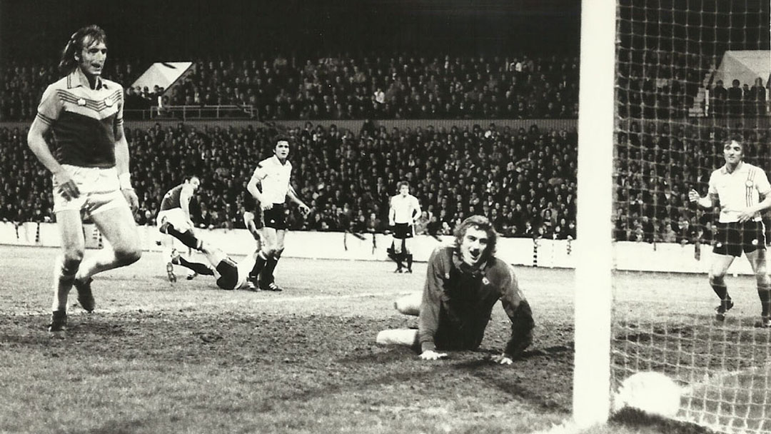 Pop Robson scores as West Ham United beat Manchester United 4-2 on 16 May 1977