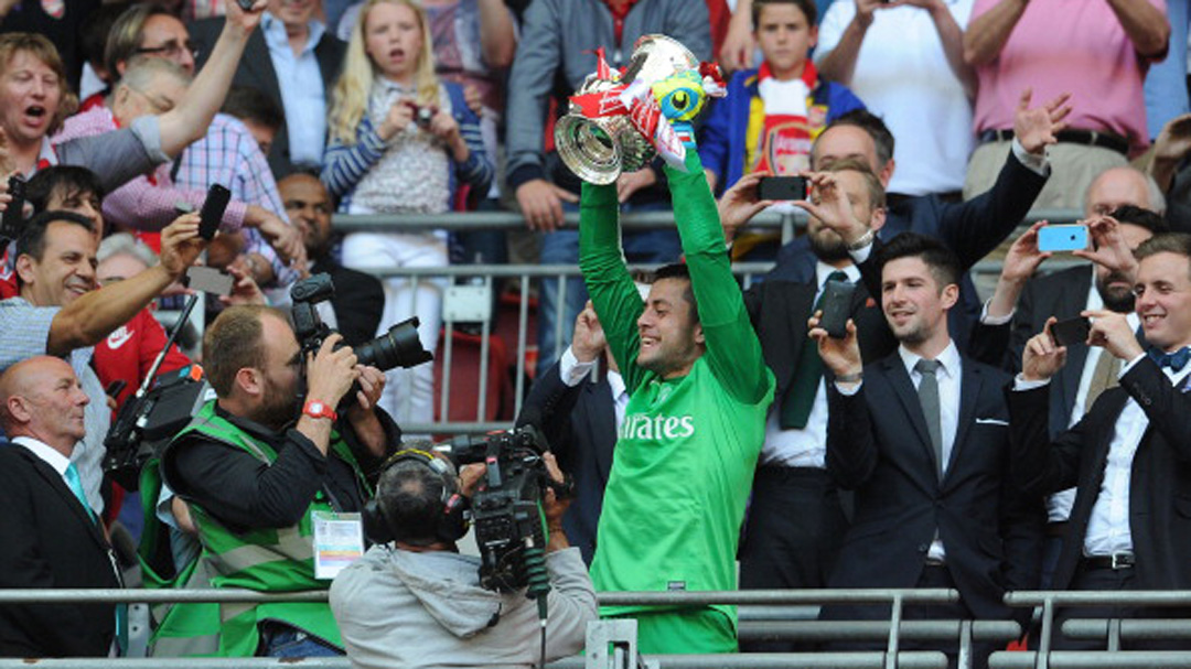 Lukasz Fabianski raises the FA Cup aloft in 2014