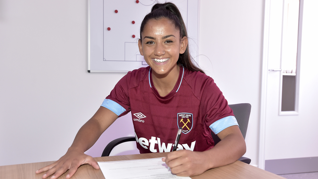 Rosie Kmita signs