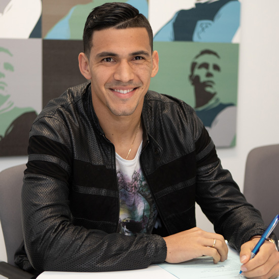 Fabian Balbuena signs his Hammers contract