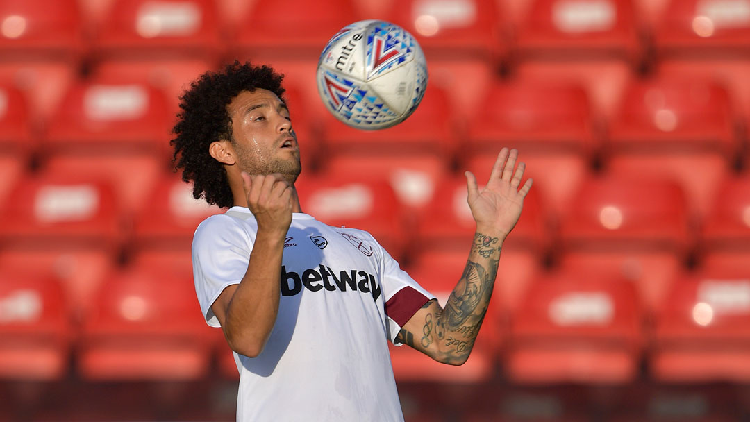 Felipe Anderson juggles the ball