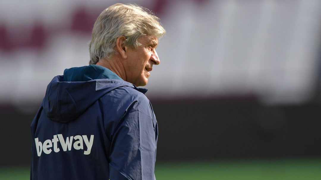 Manuel Pellegrini oversees training at London Stadium