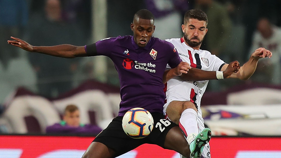 Edimilson Fernandes in action for Fiorentina against Cagliari