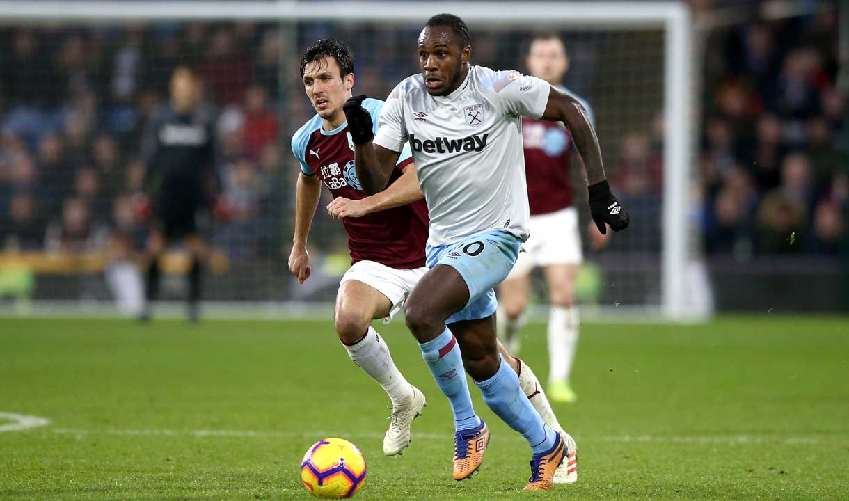 Michail Antonio runs with the ball