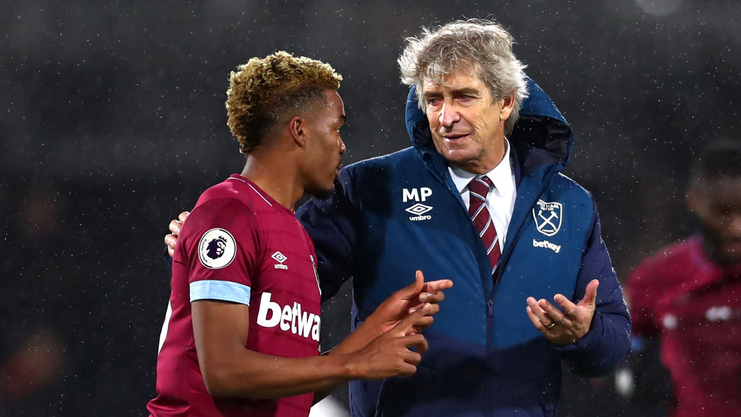 Grady Diangana talks with manager Manuel Pellegrini