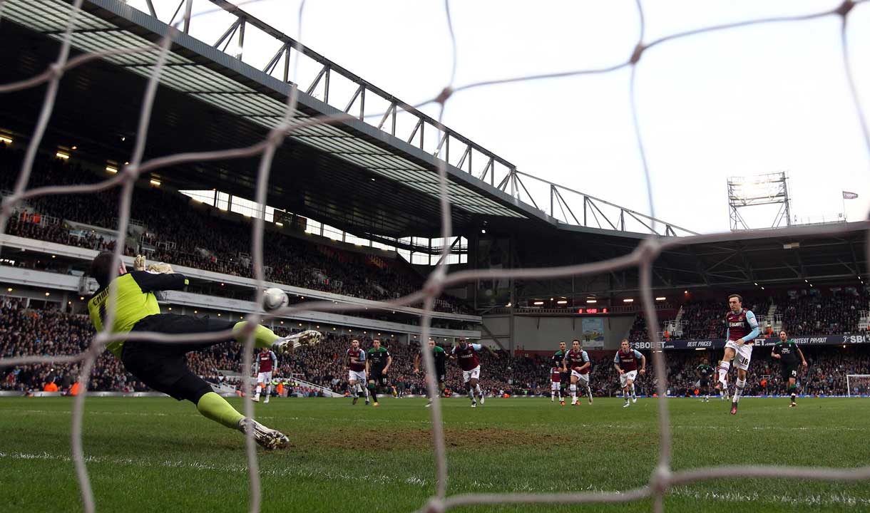 Mark Noble scores against Nottingham Forest