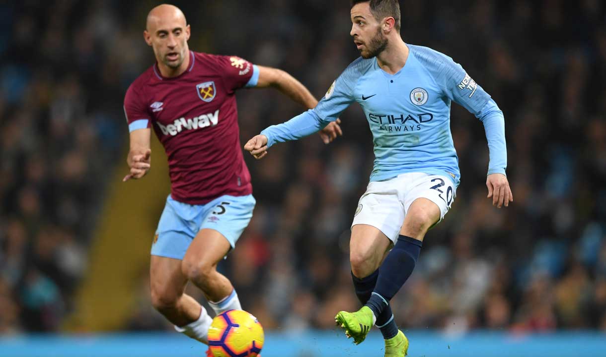 Pablo Zabaleta challenges Bernardo Silva