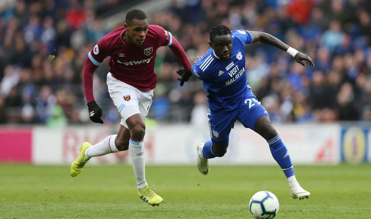 Issa Diop chases Oumar Niasse