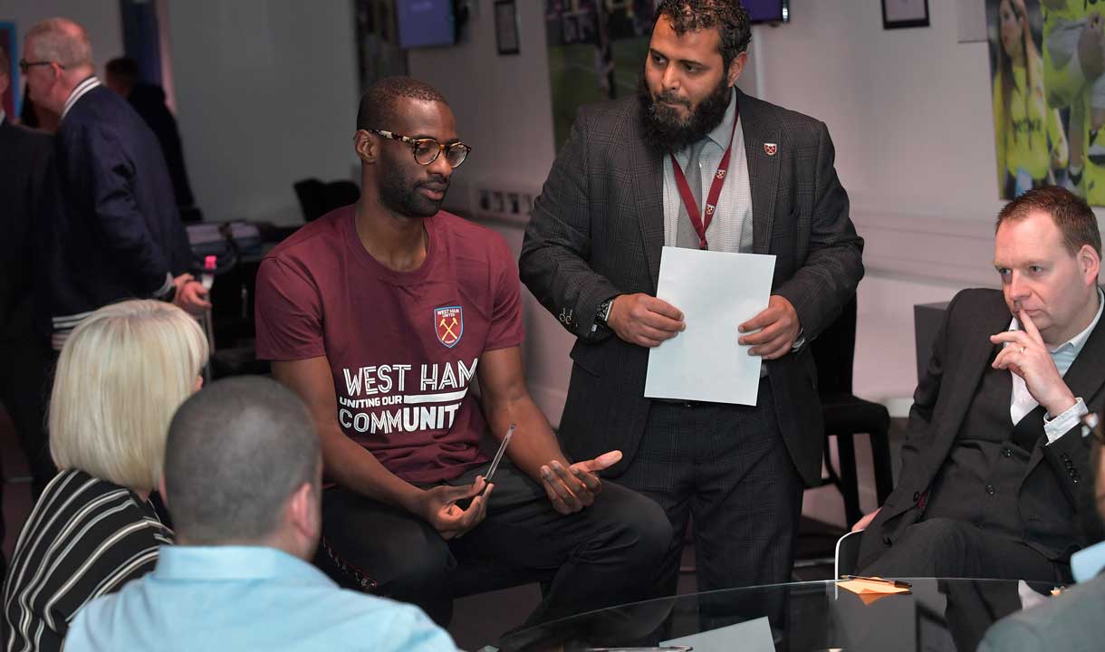 Pedro Obiang meets apprentices at West Ham