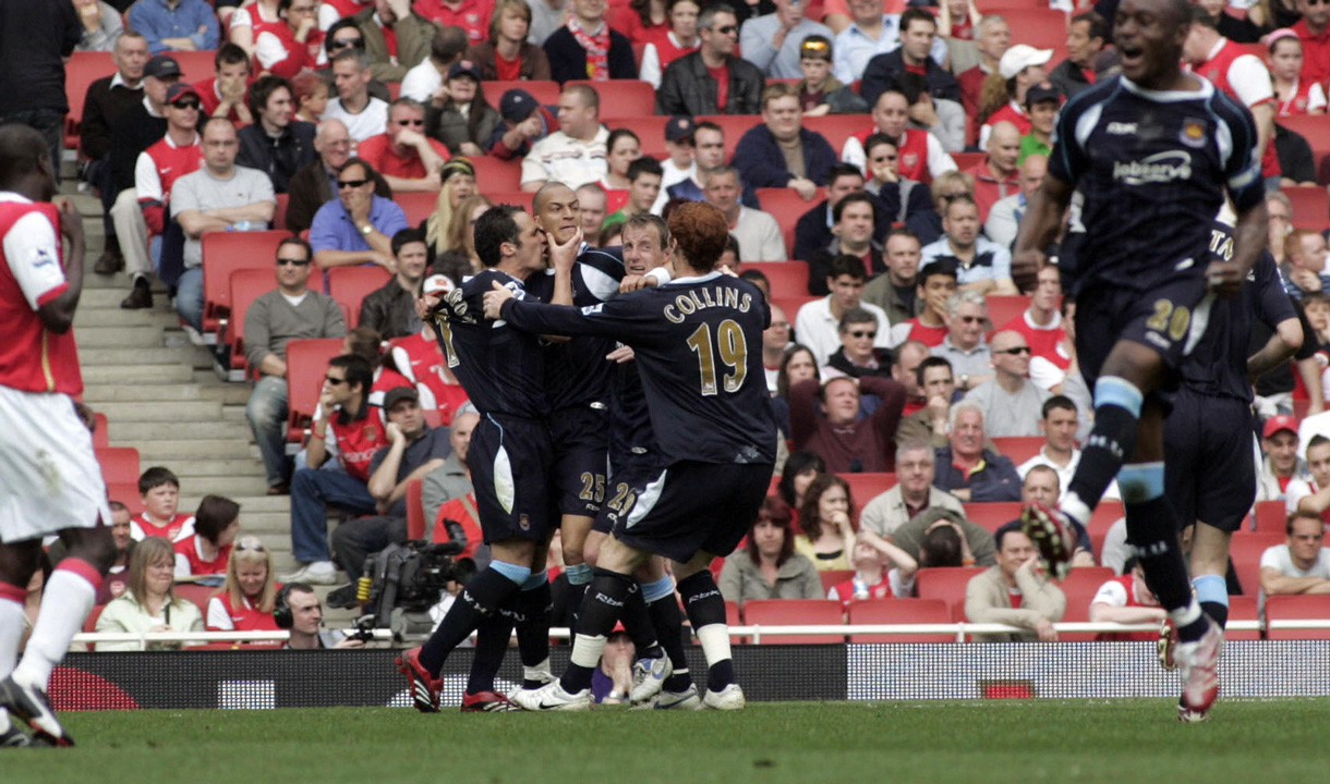 The Hammers celebrate Bobby Zamora's goal