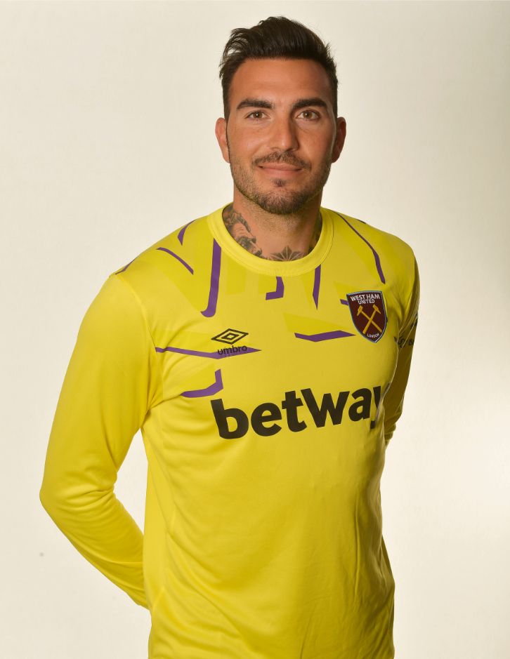 Geologie Miles Guinness In Pictures: Roberto tries on West Ham United's 2019/20 goalkeeper kit for  size | West Ham United F.C.