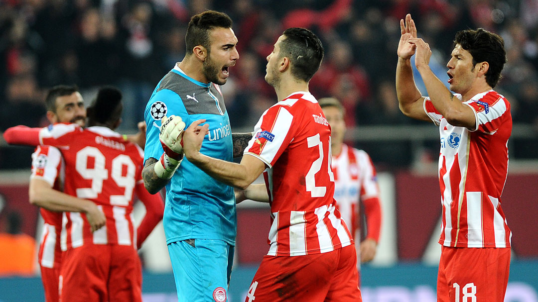 Roberto celebrates victory with Olympiacos