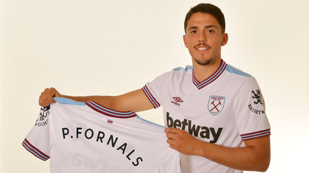 Pablo Fornals in the 2019/20 West Ham United away kit