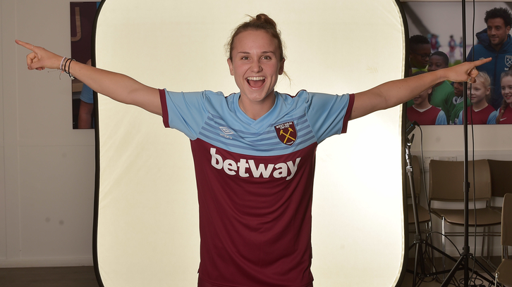 Martha Thomas signs for West Ham United