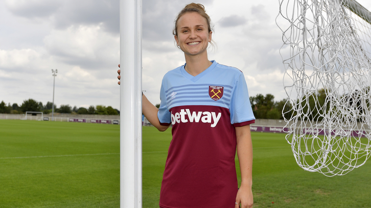 Martha Thomas signs for West Ham United