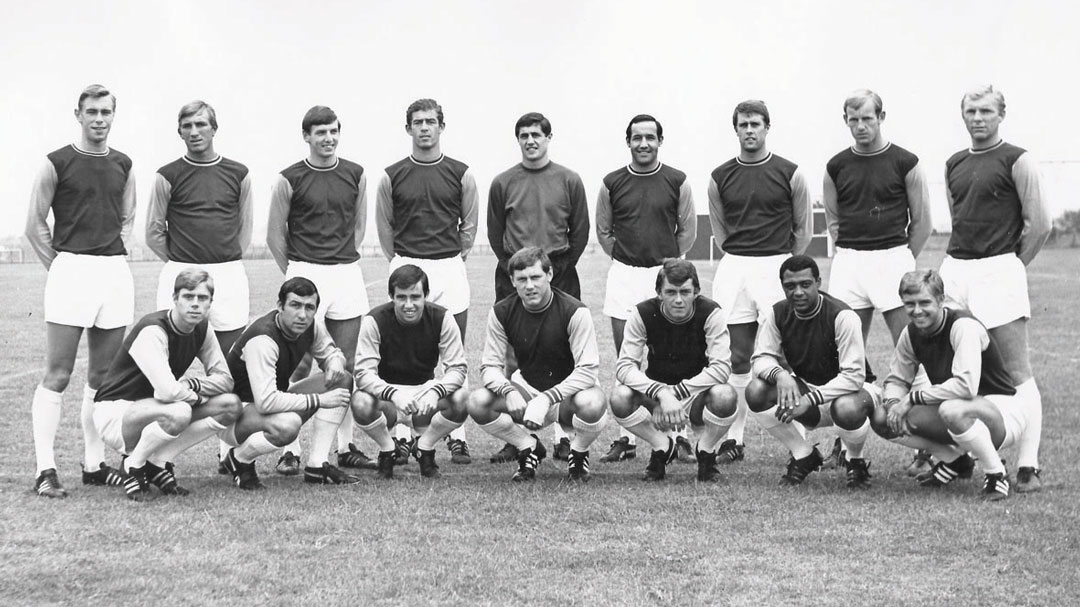 Billy Bonds (back row, second from left) and his teammates pose ahead of the 1967/68 season