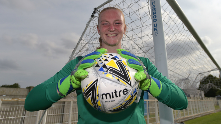 Brosnan signs for West Ham United women