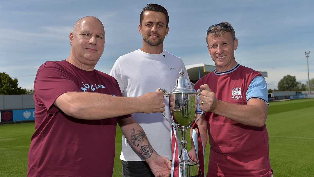 Lukasz Fabianski receives the Hammer of the Year award