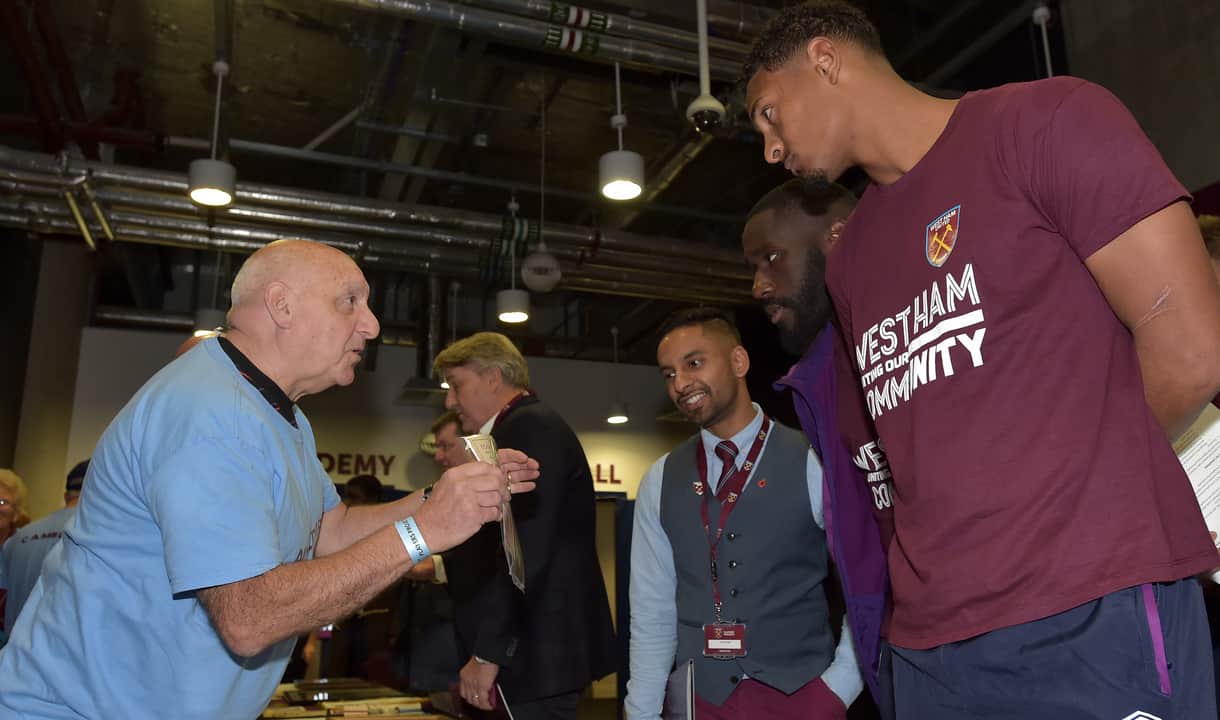 Sebastien Haller meets Any Old Irons members