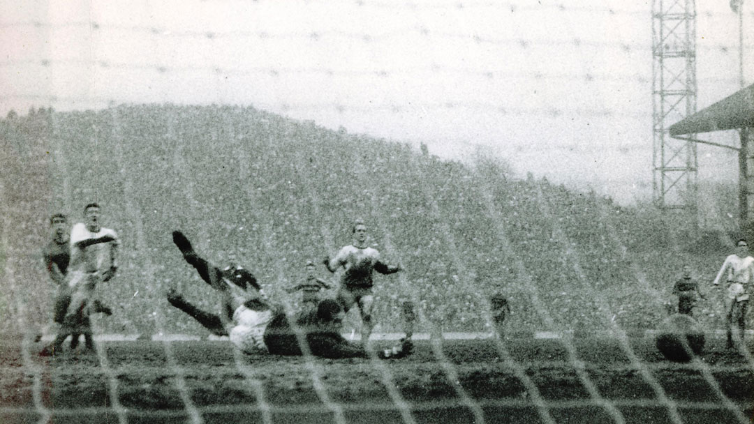 Geoff Hurst secures semi-final victory over Manchester United