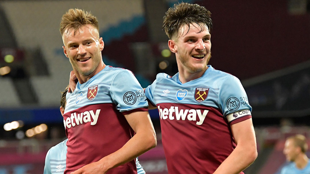 Declan Rice celebrates with Andriy Yarmolenko