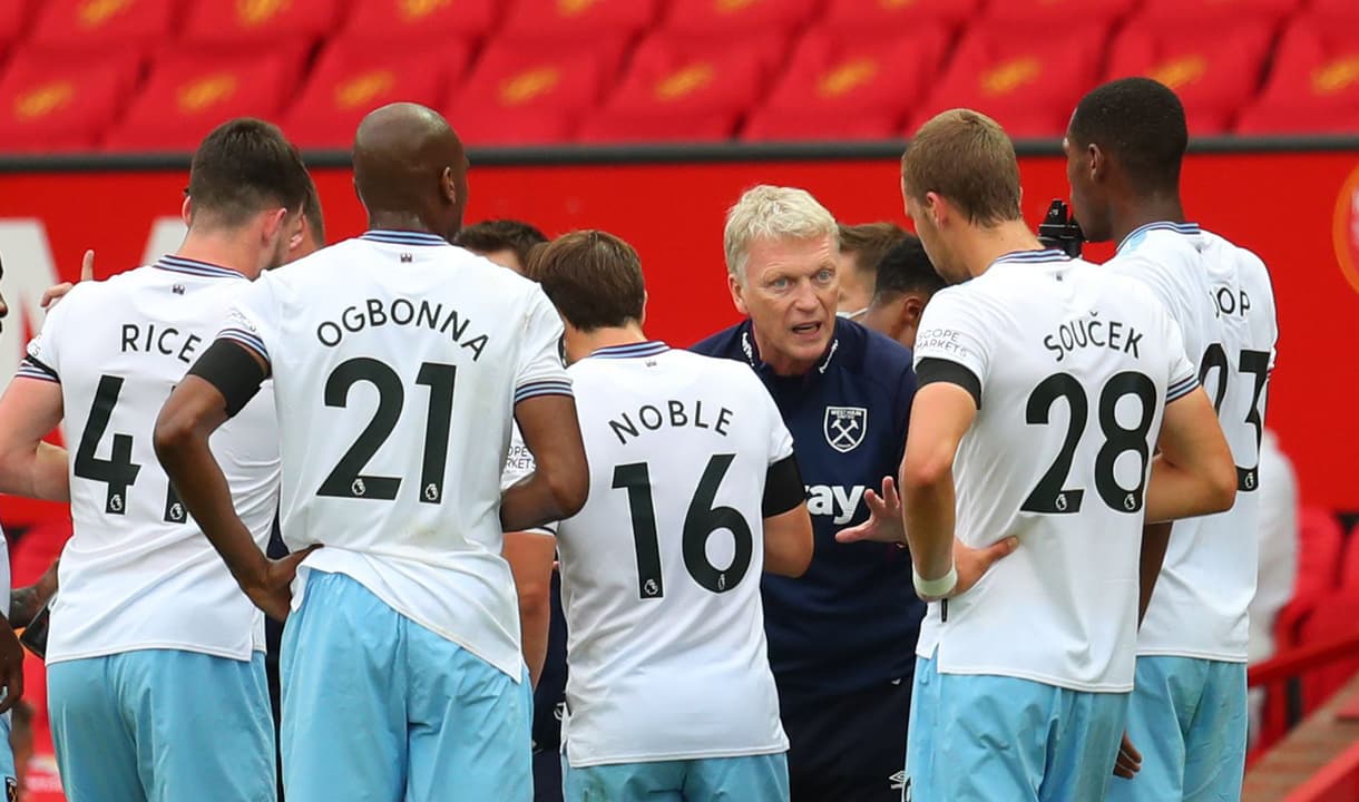 David Moyes gives instructions to his team at Manchester United