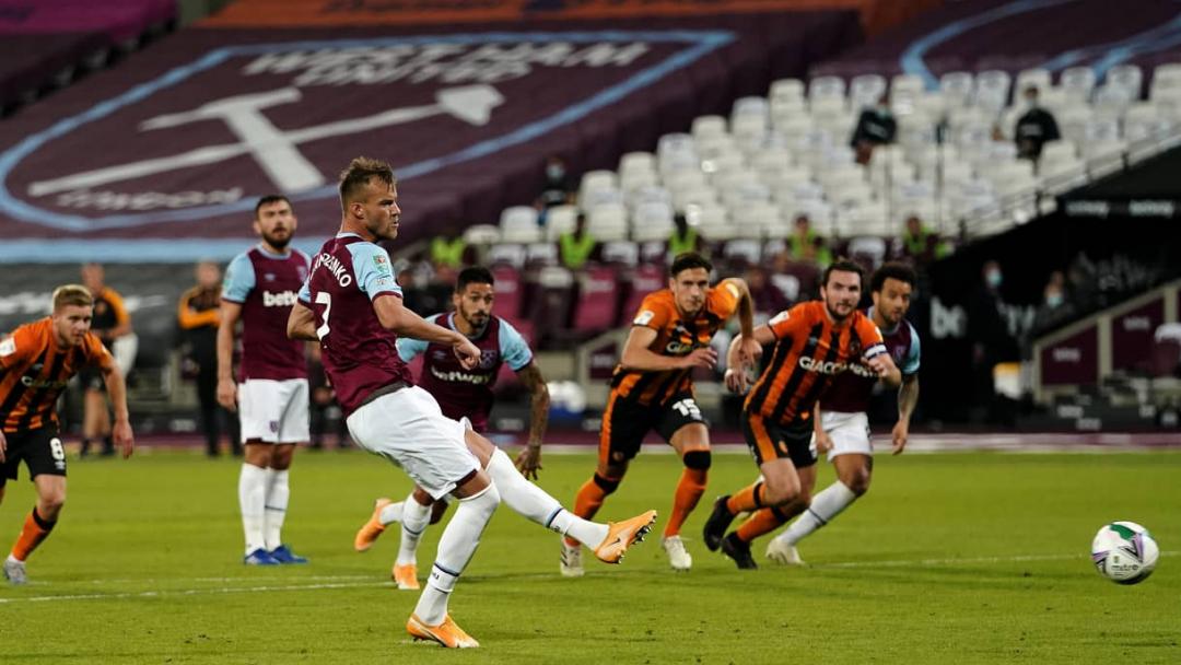 Andriy Yarmolenko scores a penalty against Hull