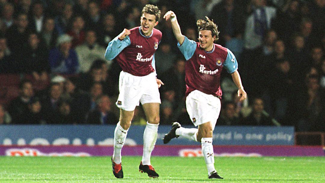 Michael Carrick celebrates with Sebastien Schemmel