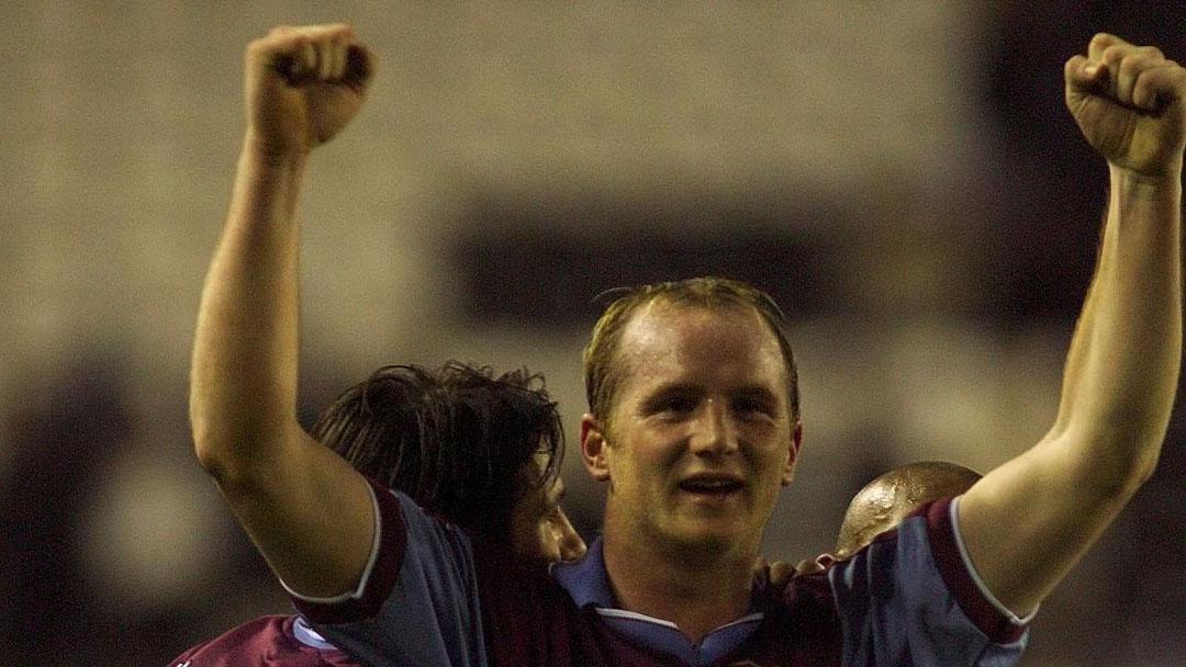 John Hartson celebrates his goal