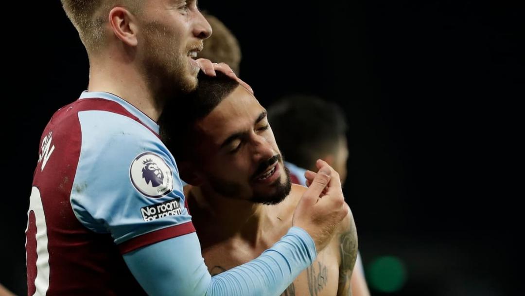 Jarrod Bowen celebrates with Manuel Lanzini