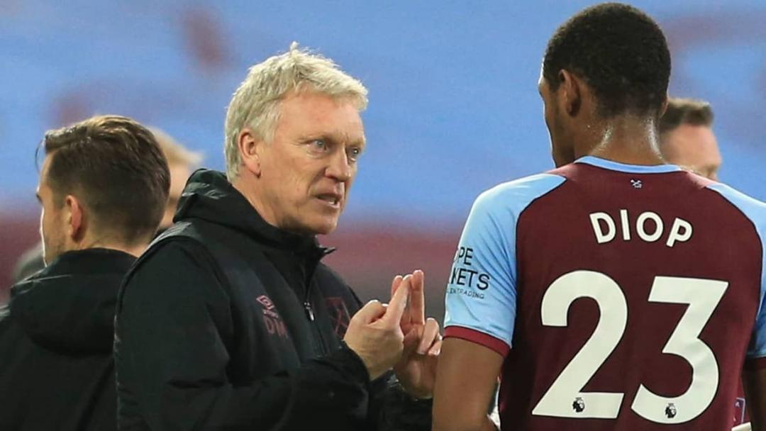 David Moyes gives instructions to Issa Diop