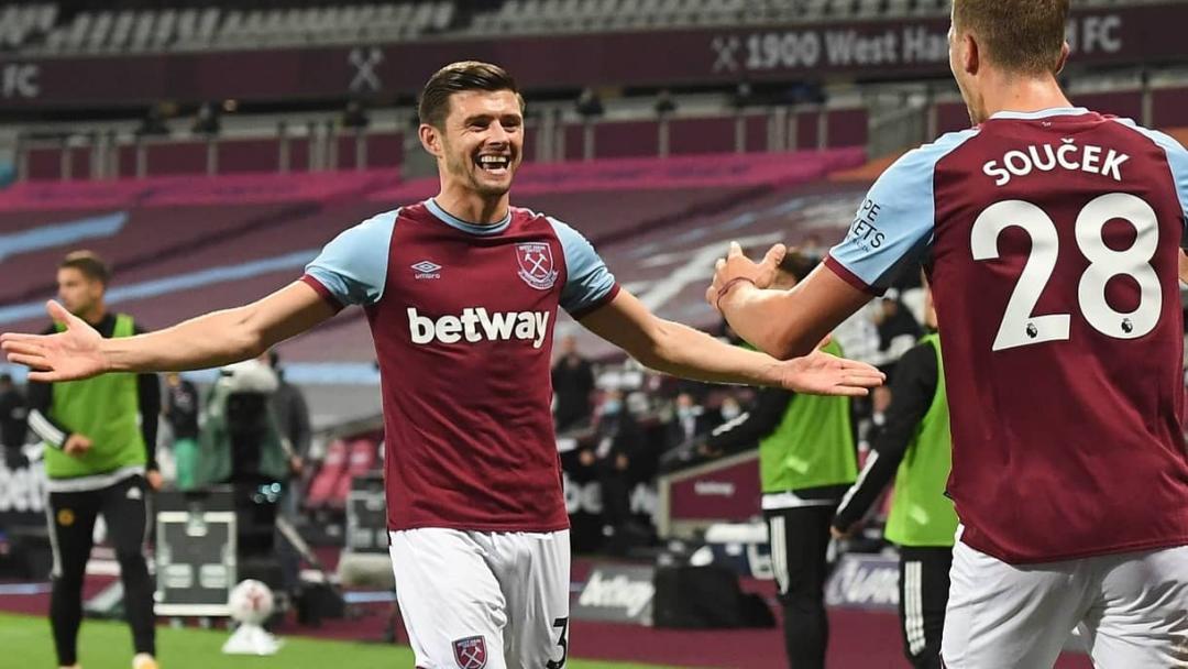 Aaron Cresswell celebrates with Tomas Soucek