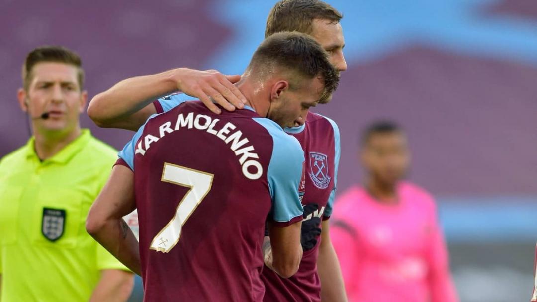 Andriy Yarmolenko celebrates with Tomas Soucek