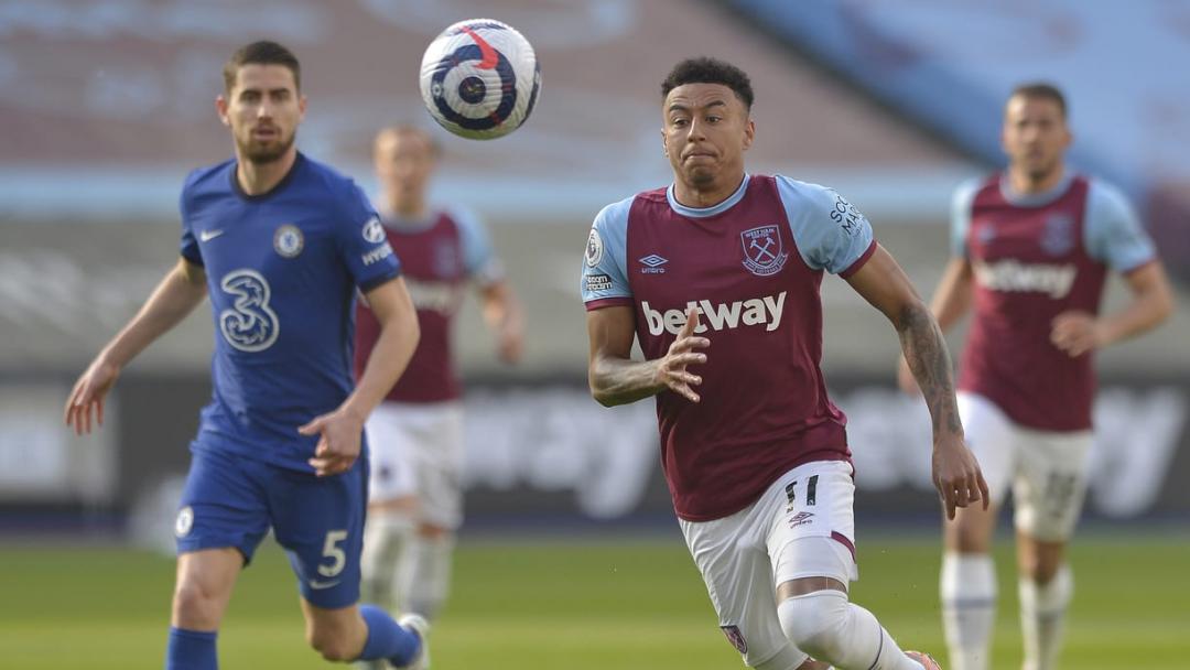 Jesse Lingard runs with the ball