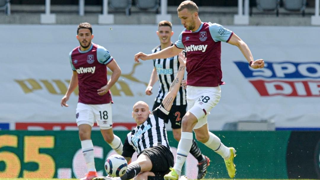 Tomas Soucek is challenged by Jonjo Shelvey