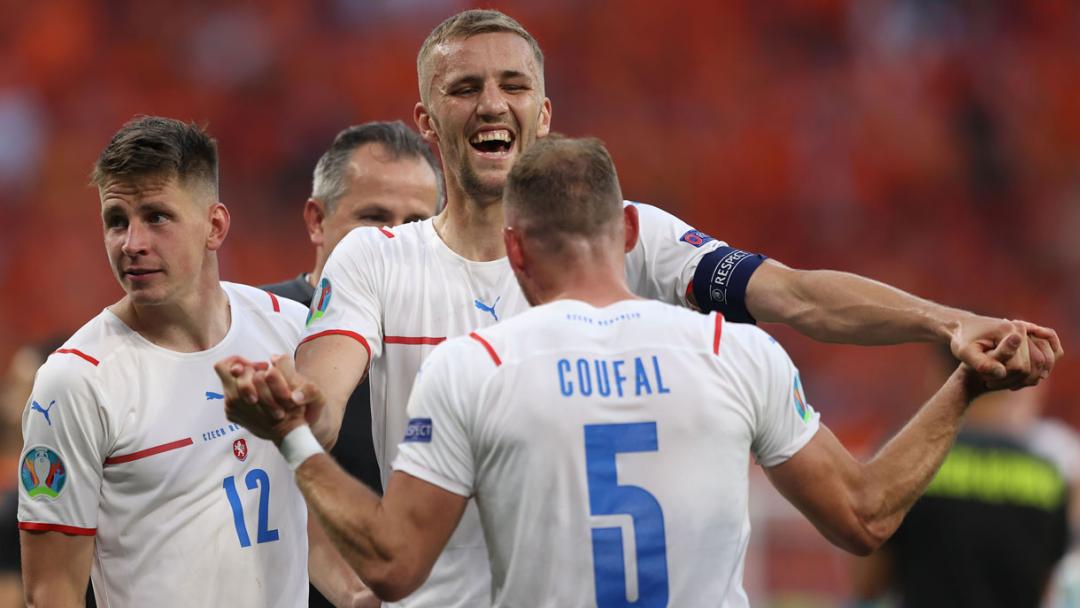 Tomas Soucek celebrates with Vladimir Coufal