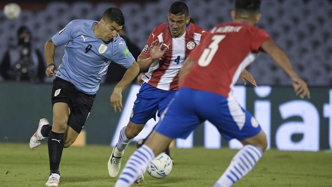Fabian Balbuena battles with Luis Suarez
