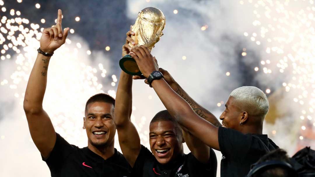 Alphonse Areola raises the World Cup