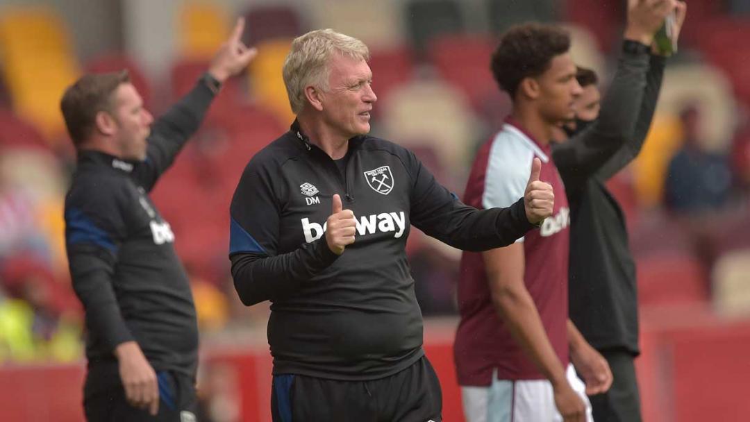 David Moyes encourages his team from the touchline at Brentford