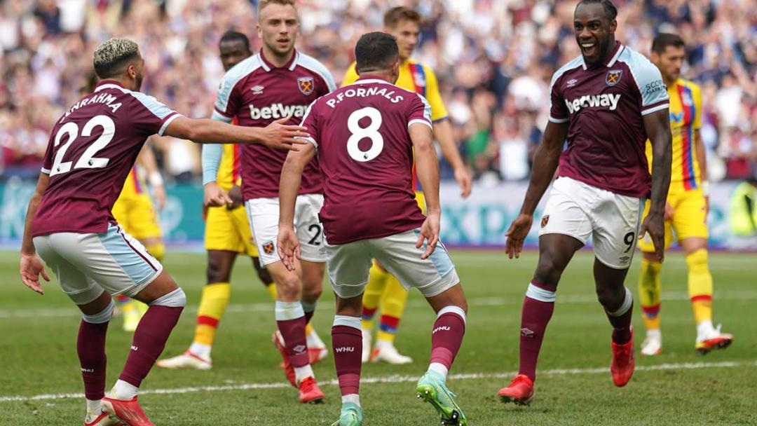 Pablo Fornals celebrates scoring against Crystal Palace