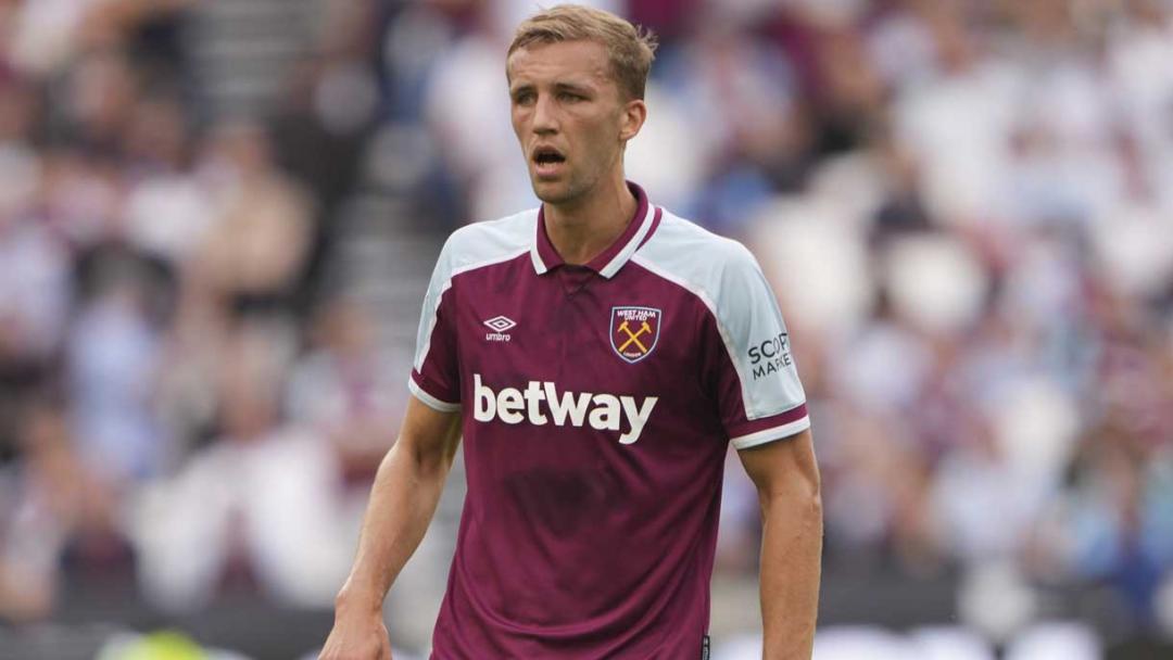 Tomas Souček in action against Atalanta