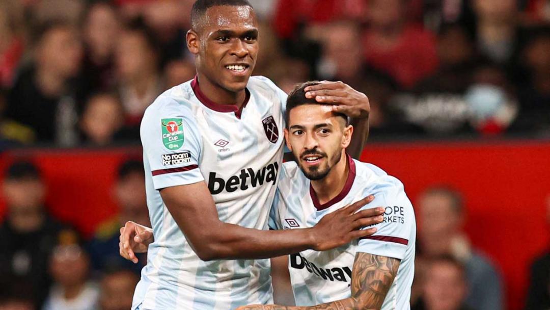 Manuel Lanzini celebrates with Issa Diop