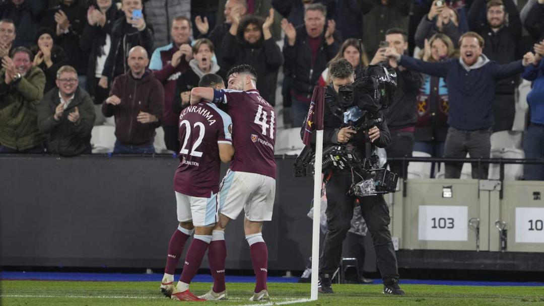 Declan Rice celebrates with Saïd Benrahma