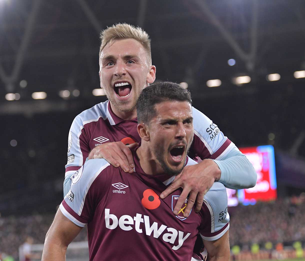 Jarrod Bowen celebrates with Pablo Fornals