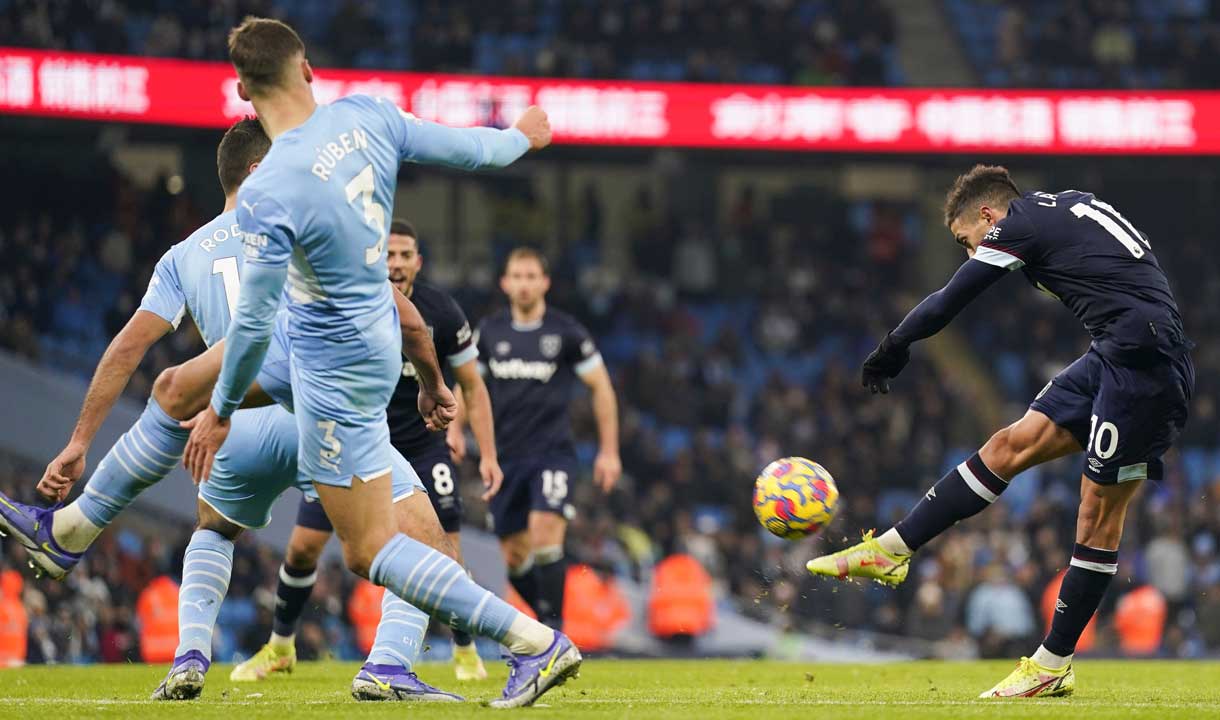 Manuel Lanzini scores at Manchester City