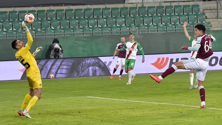 Sonny Perkins goes close with a header